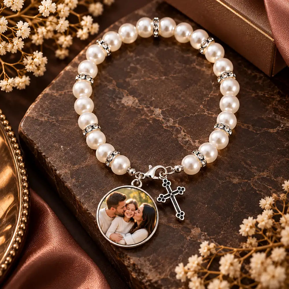 Brățară cu mărgele albe și cruciuliță personalizata cu poză