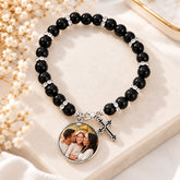 Brățară cu mărgele negre și cruciuliță personalizată cu poză
