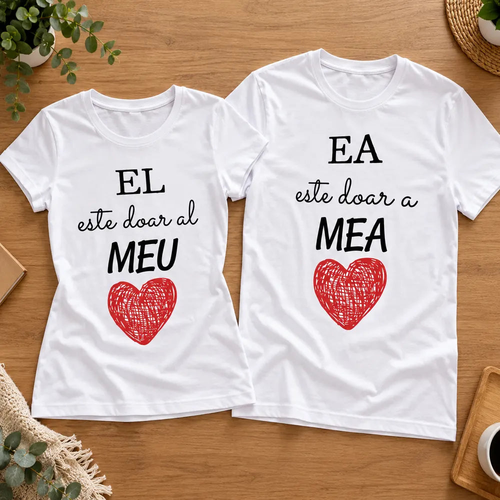 Set cadou pentru cuplu cu două tricouri albe, mesaje de dragoste și inimi roșii