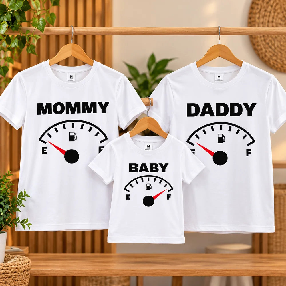 Set cadou pentru familie cu copil mic, format din trei tricouri asortate cu mesaje Mommy Daddy Baby