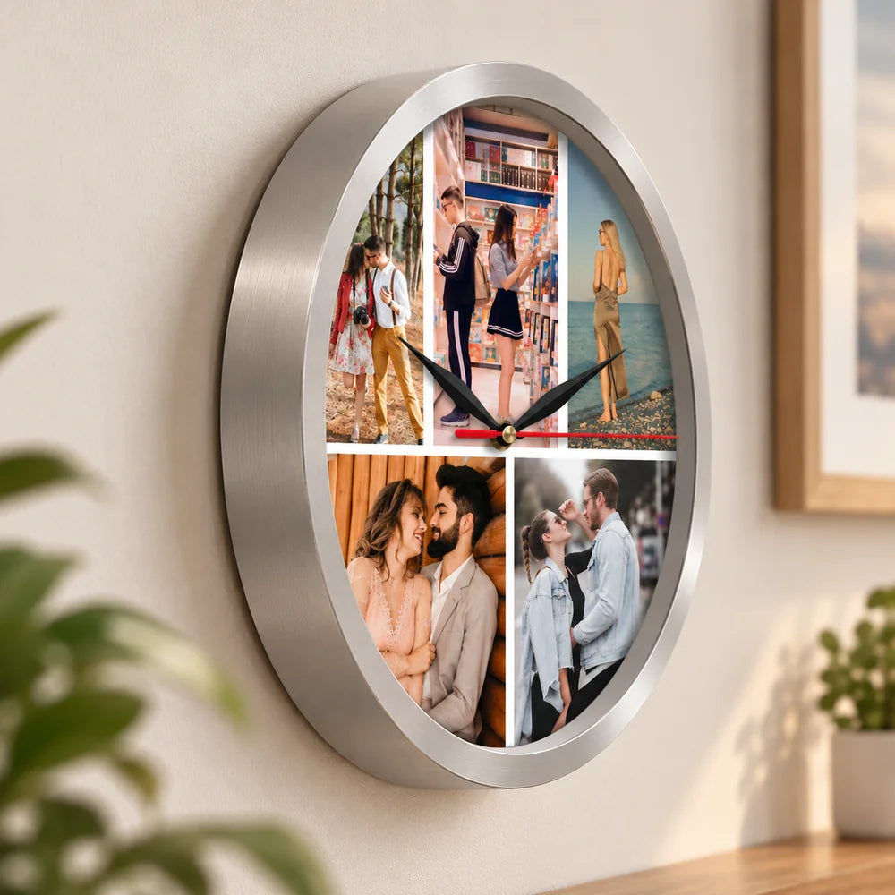 Ceas foto personalizat cu 5 fotografii separate prin linii albe și ramă metalică argintie