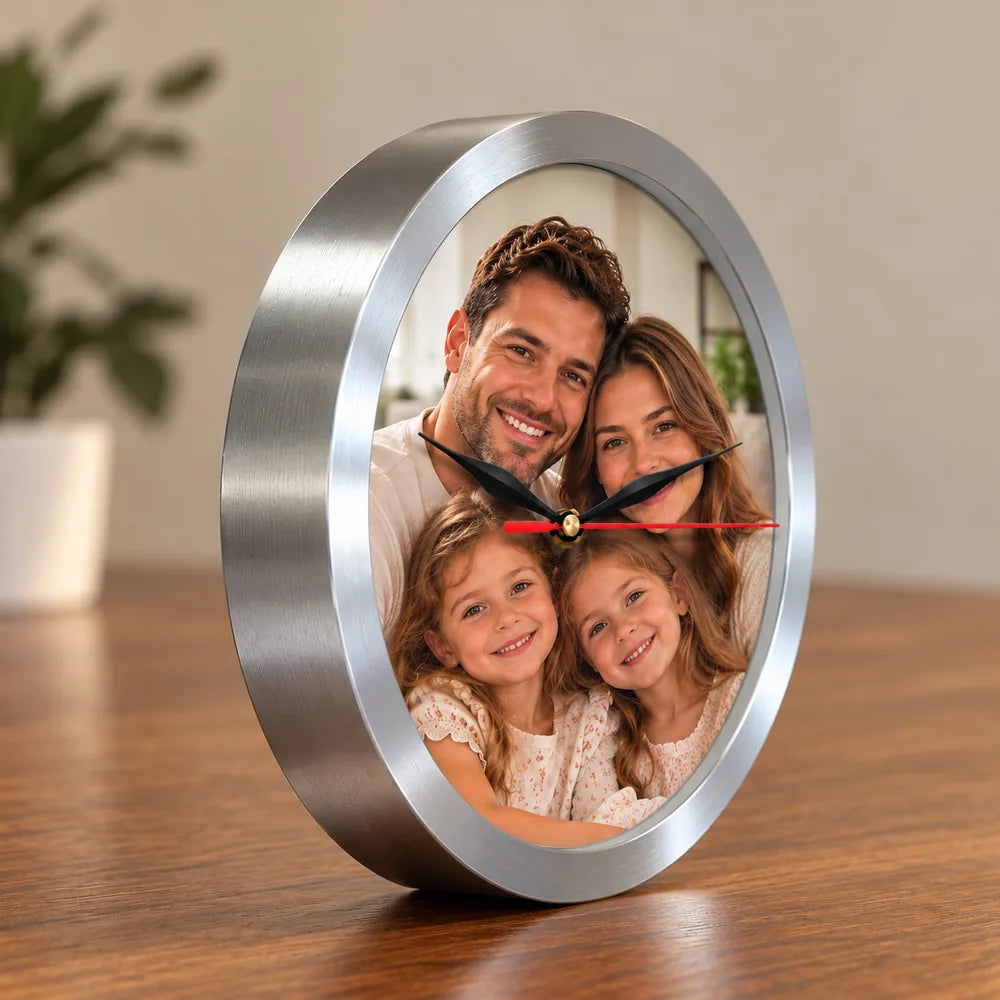 Ceas personalizat cu o poză de familie, cu ramă argintie din aluminiu