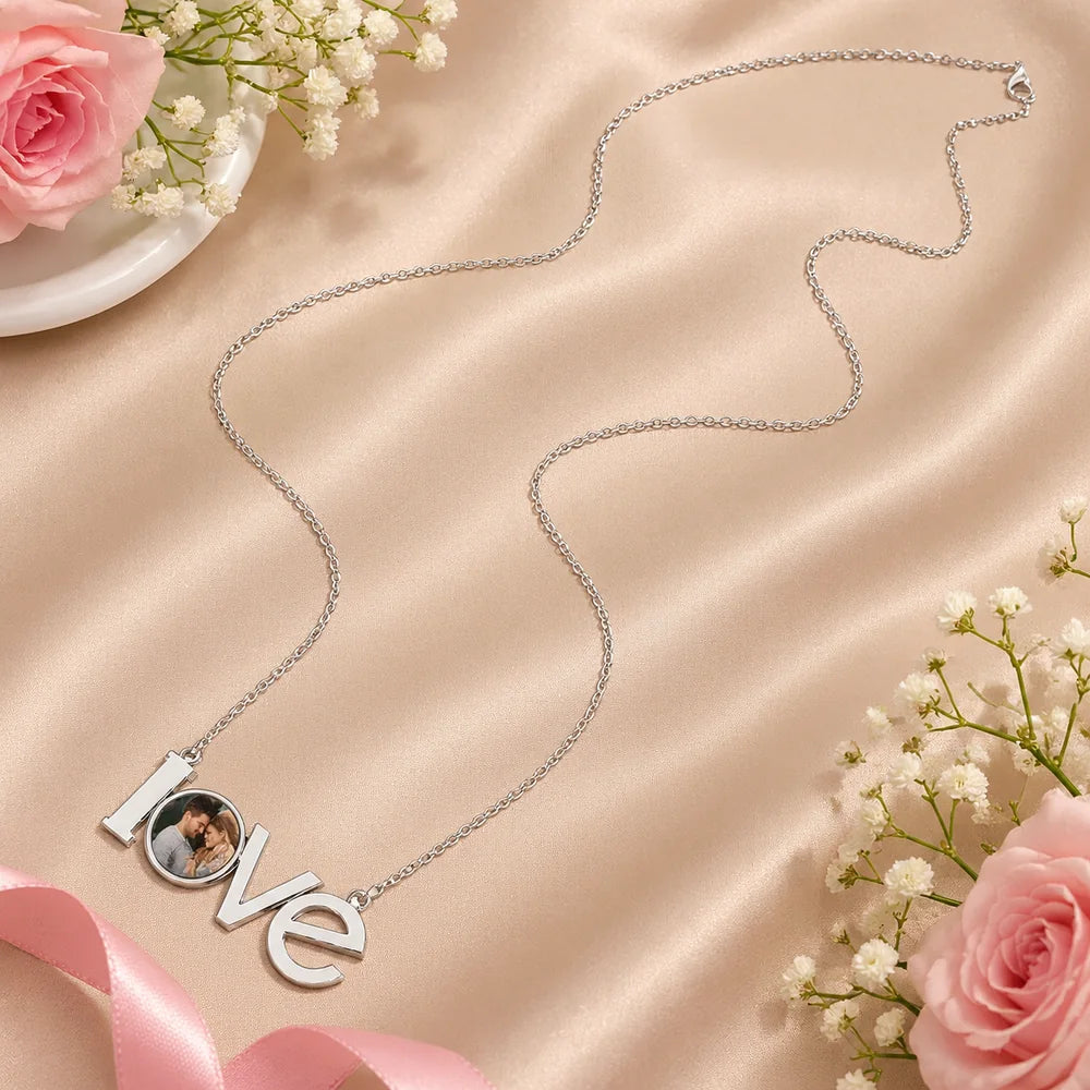 Colier personalizat cu fotografie de cuplu, cadou romantic pentru iubită