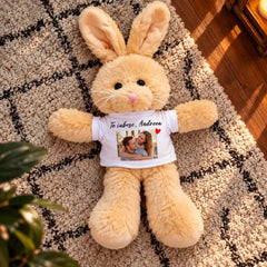 Iepure de pluș personalizat cu mesaj și poză pe tricou
