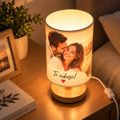 Lampă LED decorativă cu fotografie și mesaj personalizat, potrivită pentru un cadou romantic