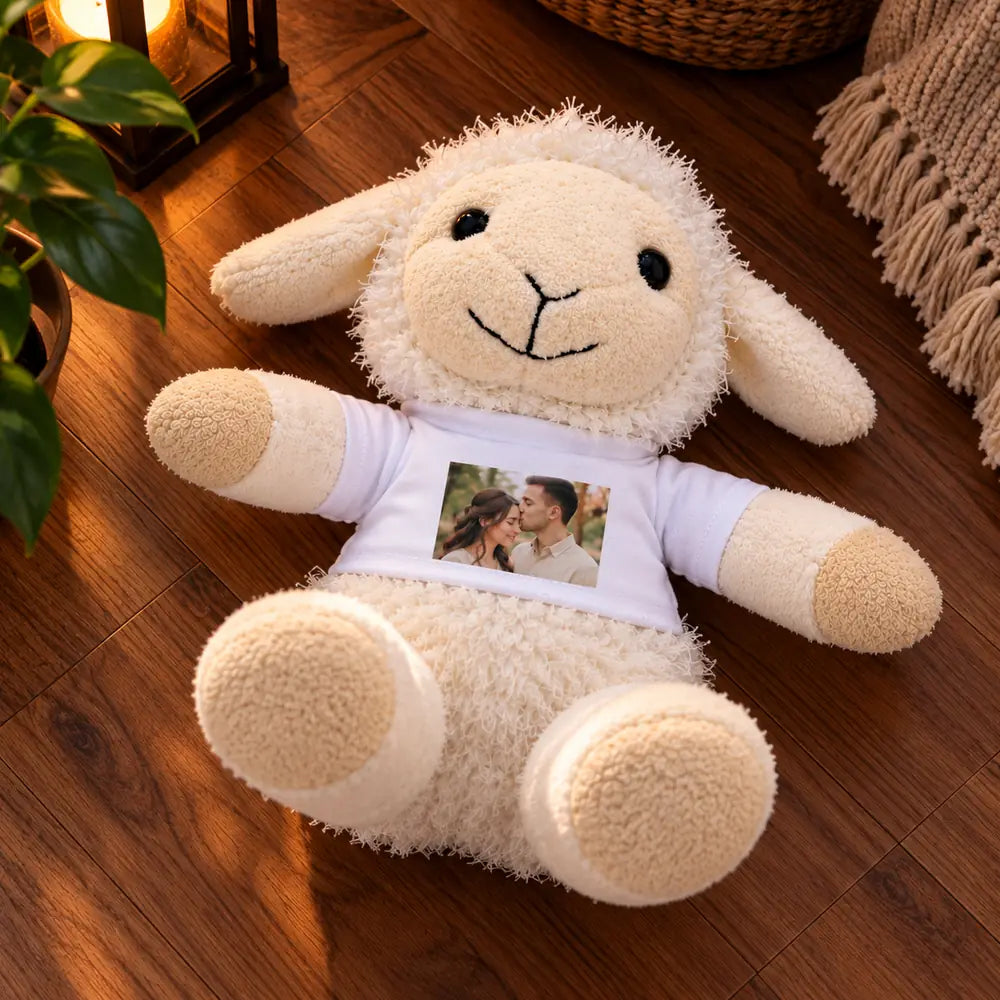 Oiță de pluș cu fotografie de cuplu imprimată pe tricou