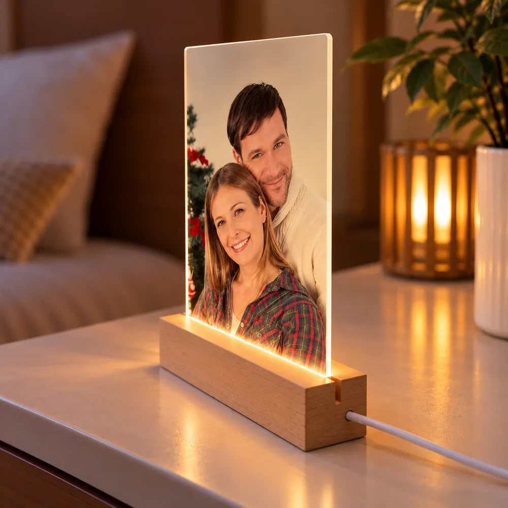 Plachetă LED personalizată cu fotografia unui cuplu, formă dreptunghiulară, lumină caldă și suport din lemn