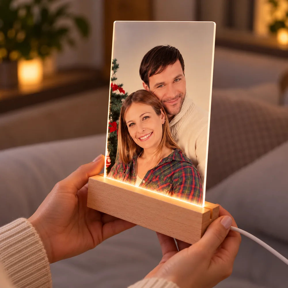 Plachetă LED cu poză personalizată, ținută în mâini, cu suport din lemn și iluminare caldă