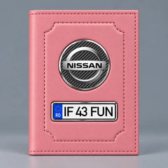 Portofel roz pentru documente auto Nissan, cu emblemă și număr de înmatriculare personalizabil