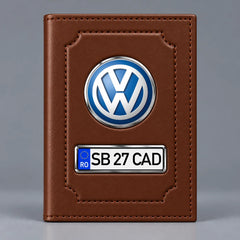 Portofel maro pentru acte auto Volkswagen, cu aspect de piele ecologică, emblemă VW și plăcuță de înmatriculare