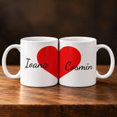 Set 2 căni albe personalizate cu nume, care formează o inimă roșie când sunt alăturate