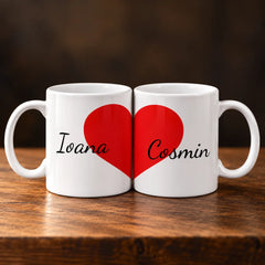 Set 2 căni albe personalizate cu nume, care formează o inimă roșie când sunt alăturate