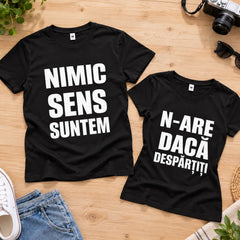 Set de 2 tricouri negre pentru cupluri, cu mesaje amuzante Nimic sens suntem și N-are dacă despărțiți