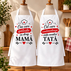 Două șorțuri de bucătărie albe, personalizate cu mesaje dedicate mamei și tatălui