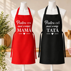 Două șorțuri de bucătărie cu mesaje pentru mama și tata, unul roșu și unul negru, cadou pentru părinți