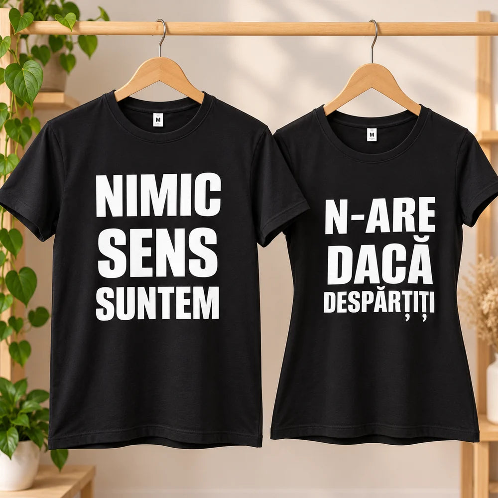 Două tricouri negre asortate pentru el și ea, cu imprimeuri albe și joc de cuvinte