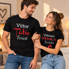 Tricouri asortate pentru viitoarea mămică și viitorul tătic, cu imprimeuri albe și roșii