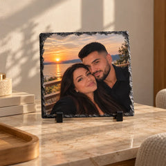 Ardezie personalizată cu fotografia unui cuplu, margini naturale din piatră și suporturi negre