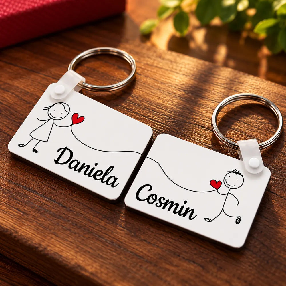 Brelocuri personalizate pentru cuplu, cu două inimi unite printr-un fir