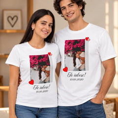Set cadou pentru cuplu, format din două tricouri albe cu poză, mesaj romantic și dată