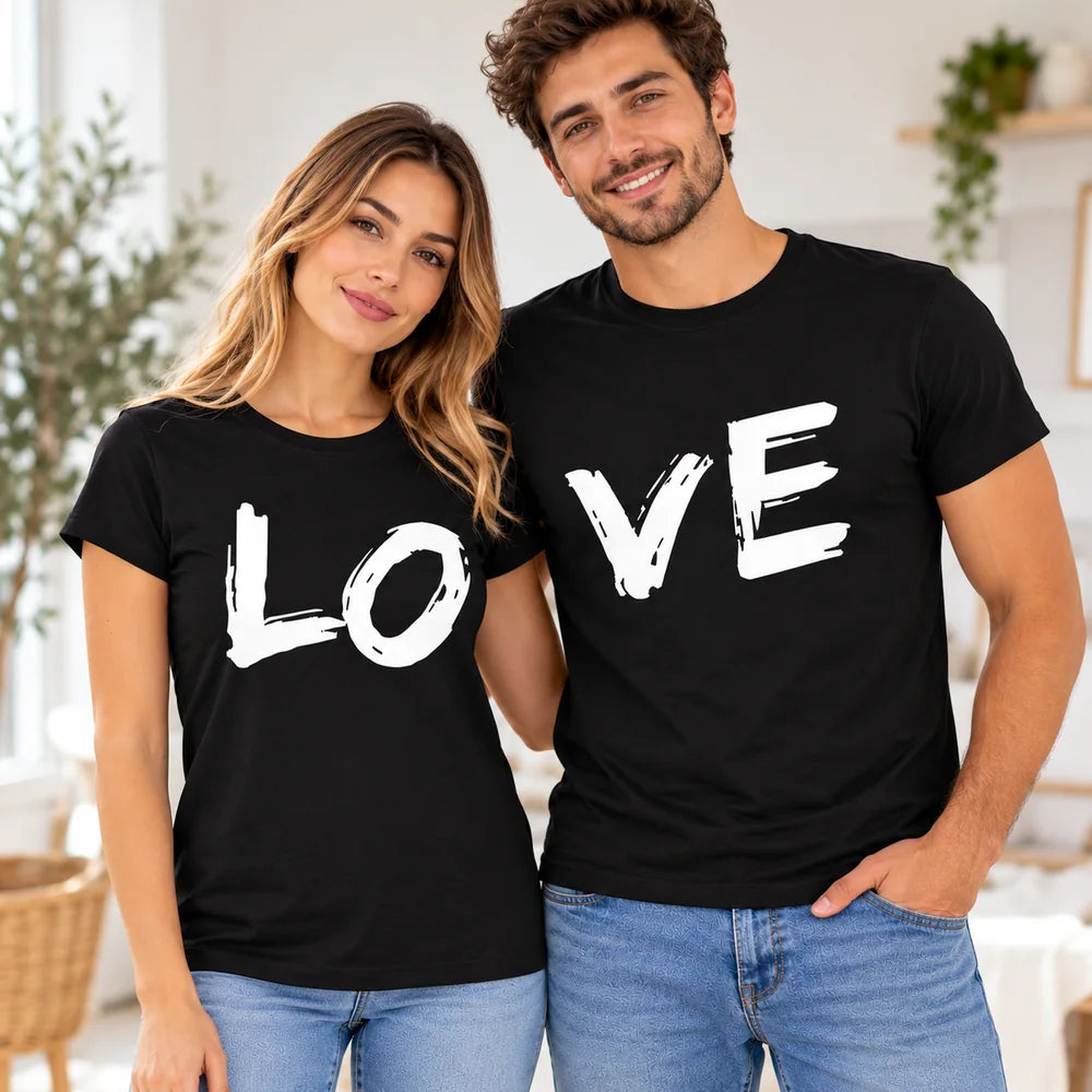 Set cadou pentru cuplu format din două tricouri negre cu imprimeuri complementare LO și VE