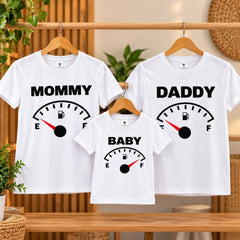 Set cadou pentru familie cu copil mic, format din trei tricouri asortate cu mesaje Mommy Daddy Baby