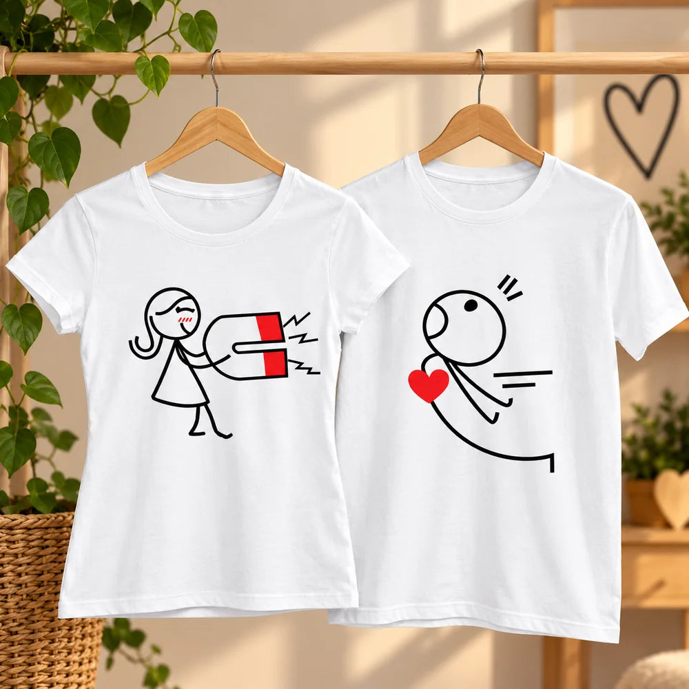 Două tricouri albe personalizate pentru cuplu, cu design romantic și amuzant cu magnet