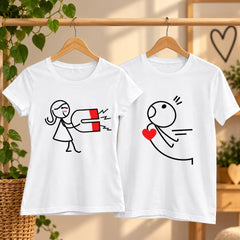 Două tricouri albe personalizate pentru cuplu, cu design romantic și amuzant cu magnet