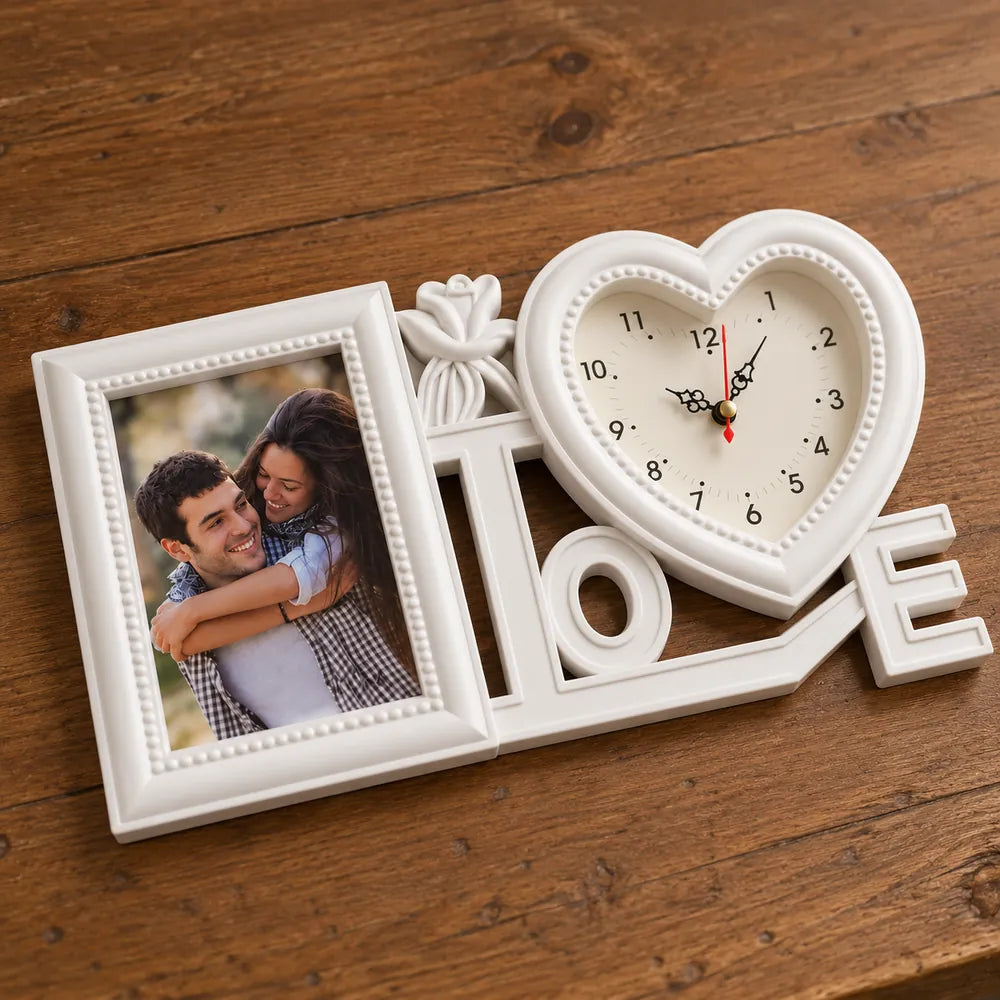 Ceas personalizat cu poză LOVE, cu ramă foto albă și ceas în formă de inimă