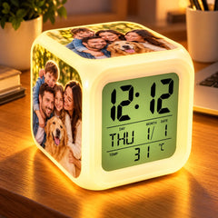 Ceas digital cub alb personalizat cu trei fotografii, alarmă și lumină LED