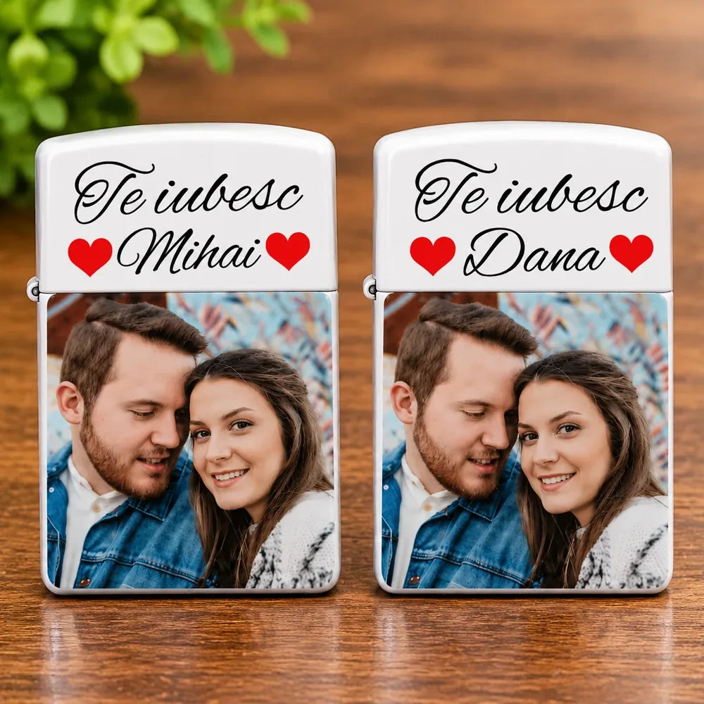 Două brichete tip Zippo personalizate cu fotografia cuplului și numele îndrăgostiților