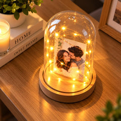 Glob foto LED personalizat cu două fotografii imprimate față-verso, sub o cupolă transparentă cu luminițe calde
