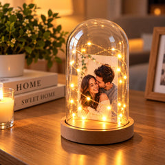 Glob decorativ luminos cu fotografia unui cuplu și instalație LED în interior