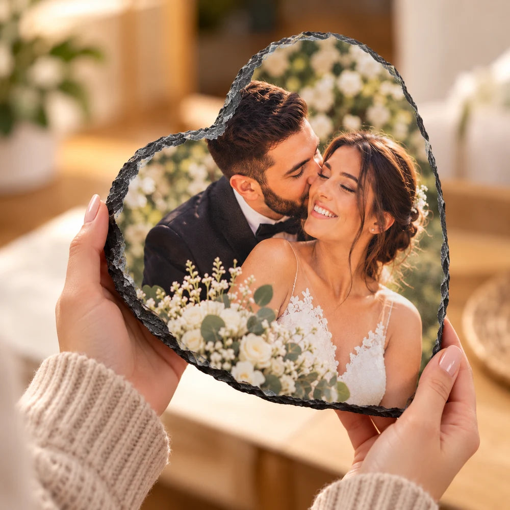 Inimă din ardezie cu fotografie personalizată a unui cuplu și margini naturale negre