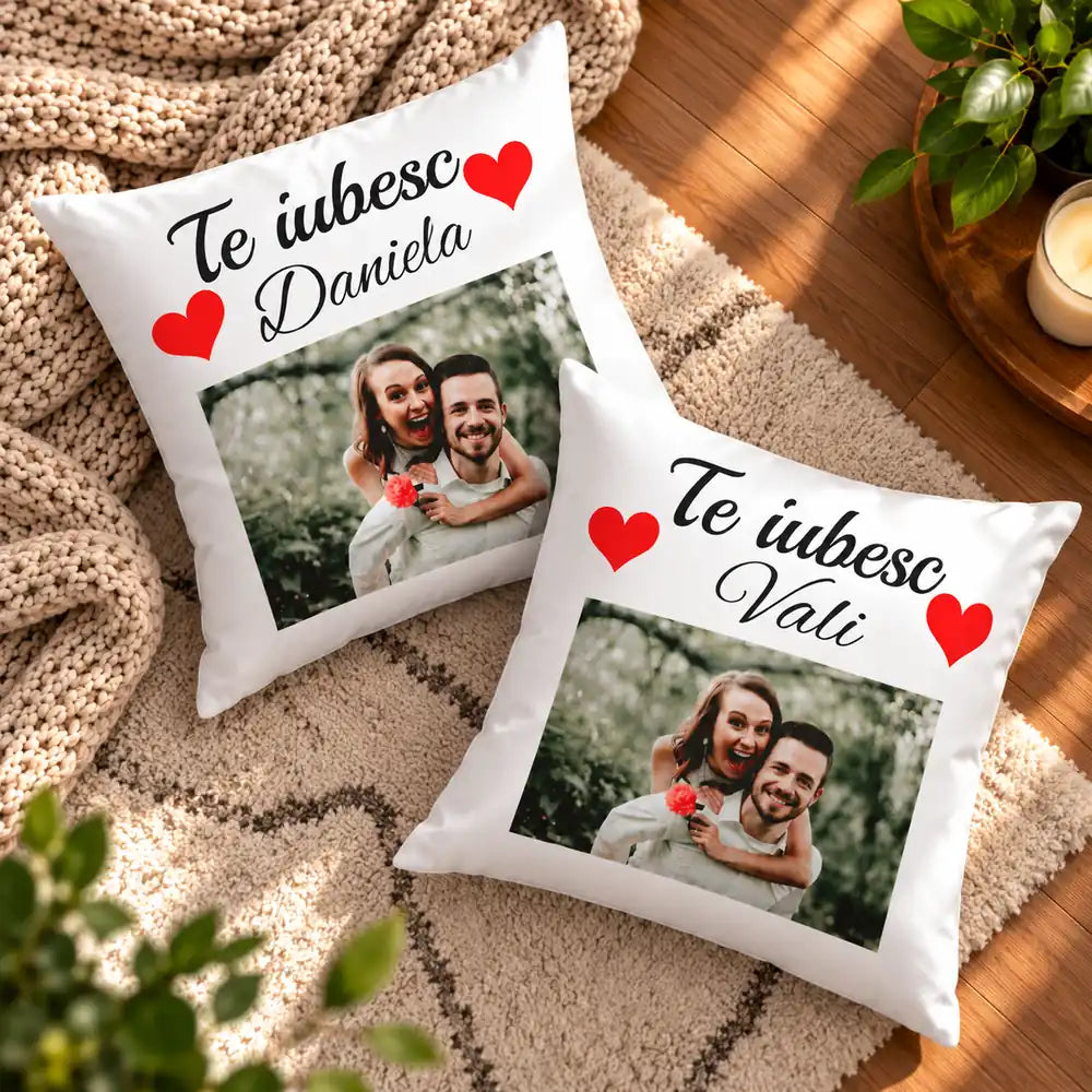 Două perne albe personalizate cu fotografii și numele partenerilor, pentru el și ea