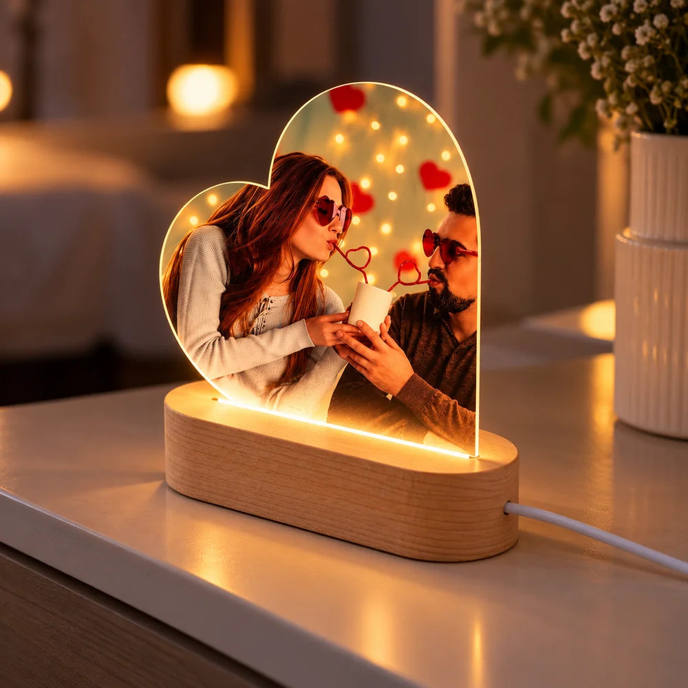 Plachetă LED personalizată în formă de inimă cu fotografia unui cuplu, lumină caldă și suport din lemn