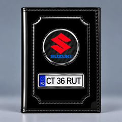 Portofel acte auto Suzuki negru lucios, cu siglă și plăcuță personalizată cu numărul mașinii