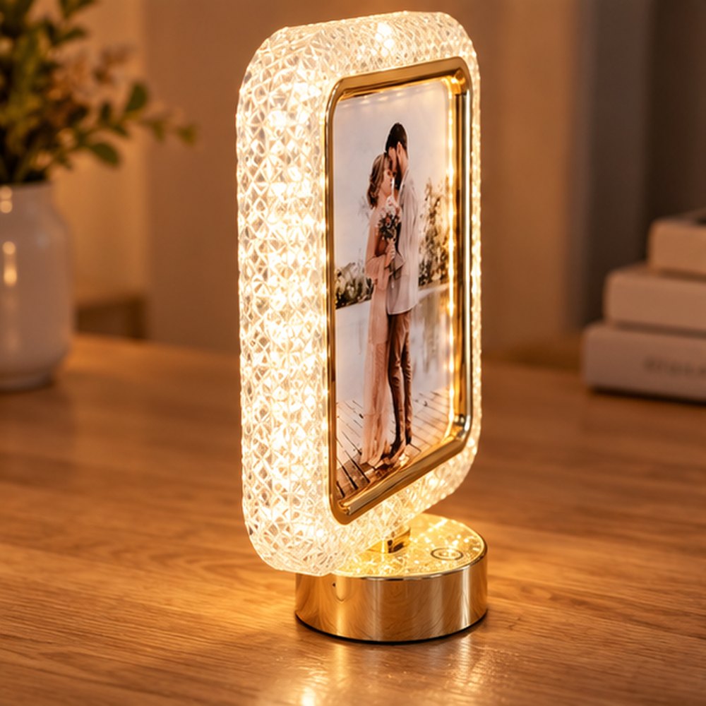 Cadou personalizat cu ramă foto și oglindă, iluminare caldă și fotografie cu o amintire romantică