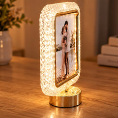 Cadou personalizat cu ramă foto și oglindă, iluminare caldă și fotografie cu o amintire romantică