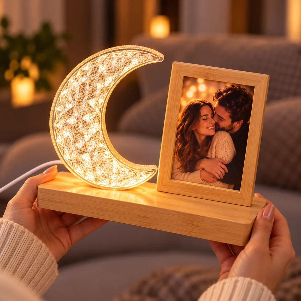 Ramă foto LED semilună cu lumină caldă și fotografie personalizată de cuplu, pe suport din lemn