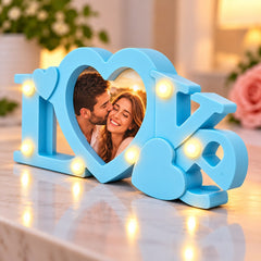 Ramă foto personalizată LOVE cu o fotografie de 10 × 10 cm, inimioare decorative și lumini integrate