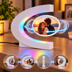 Ramă foto personalizată albă cu levitare magnetică, fotografie de cuplu pe disc circular rotativ și lumină LED RGB
