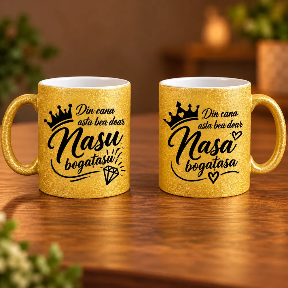 Set de două căni ceramice glitter aurii pentru nași, cu mesaje amuzante și coroane decorative