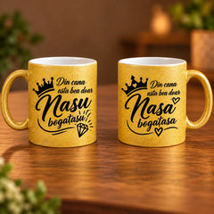 Set de două căni ceramice glitter aurii pentru nași, cu mesaje amuzante și coroane decorative