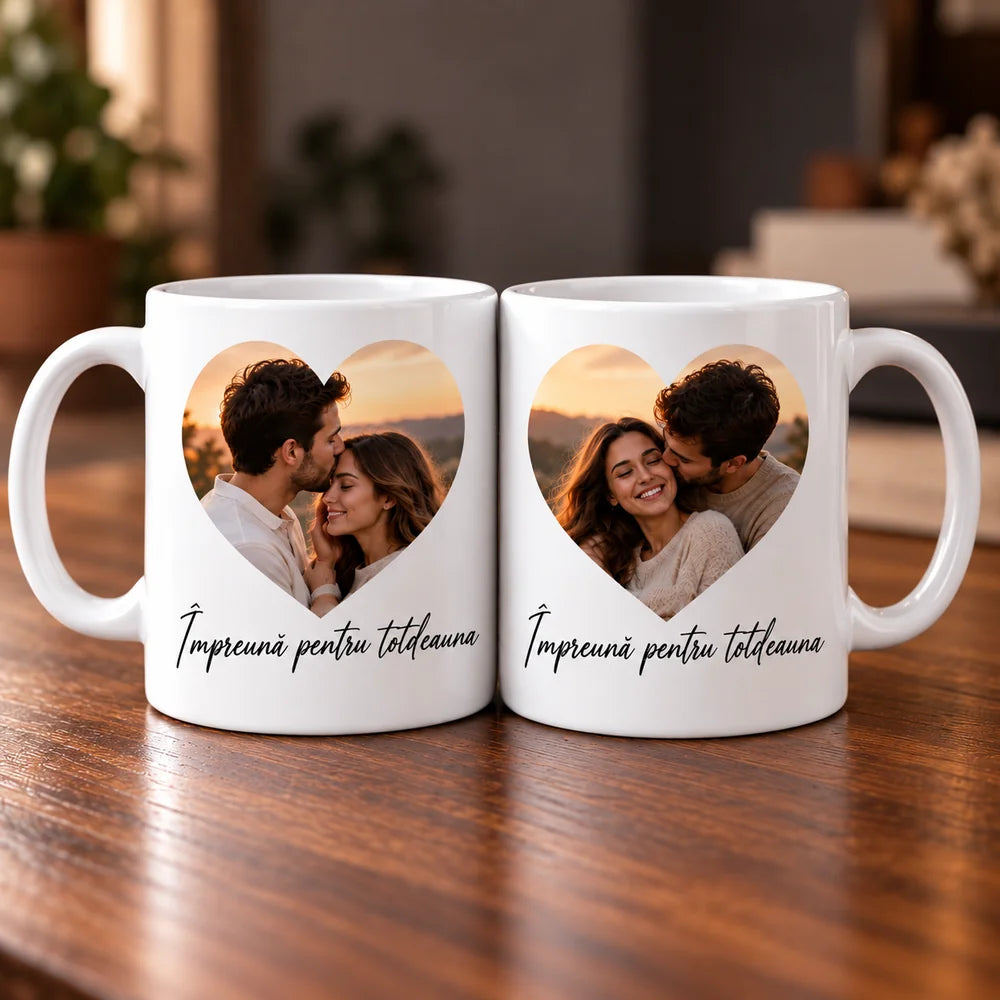 Set 2 căni albe personalizate pentru cuplu, cu fotografie în formă de inimă și mesaj romantic