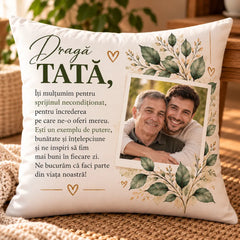 Două perne personalizate de 40 × 40 cm cu poze și dedicații pentru părinți