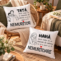Două perne personalizate cu mesaje pentru mamă și tată