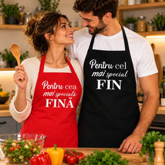 Set 2 șorțuri pentru fini personalizate cu mesaj, roșu și negru, cu imprimeuri dedicate finei și finului