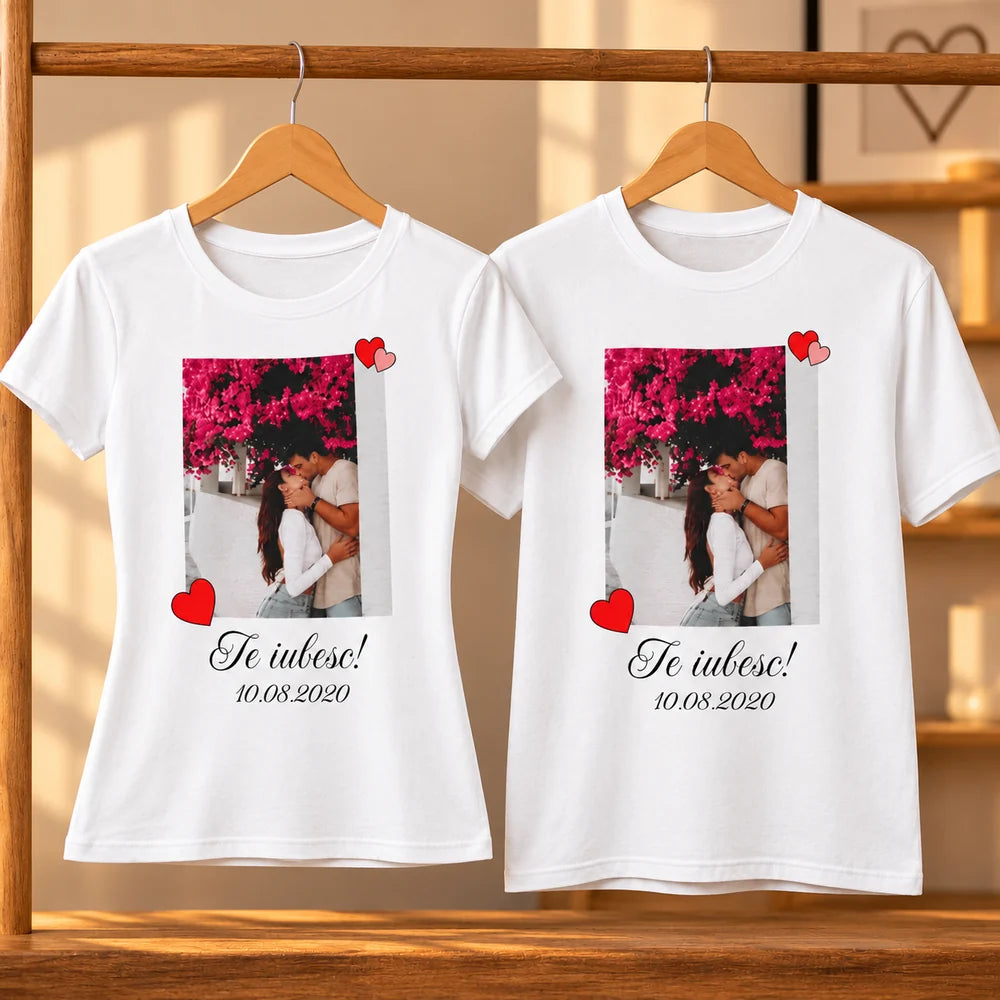 Set de două tricouri albe personalizate pentru cupluri, cu fotografie și dată specială