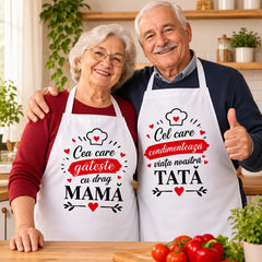 Set cadou pentru părinți cu două șorțuri de bucătărie albe, personalizate cu mesaje pentru mamă și tată